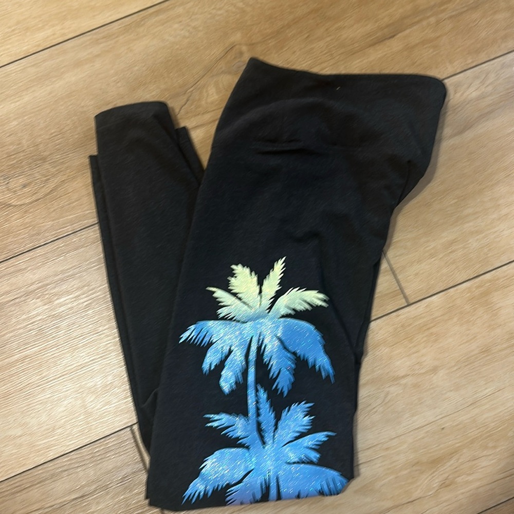 PINK Victoria's Secret Women’s Palm Leggings Size XL. New Without Tags